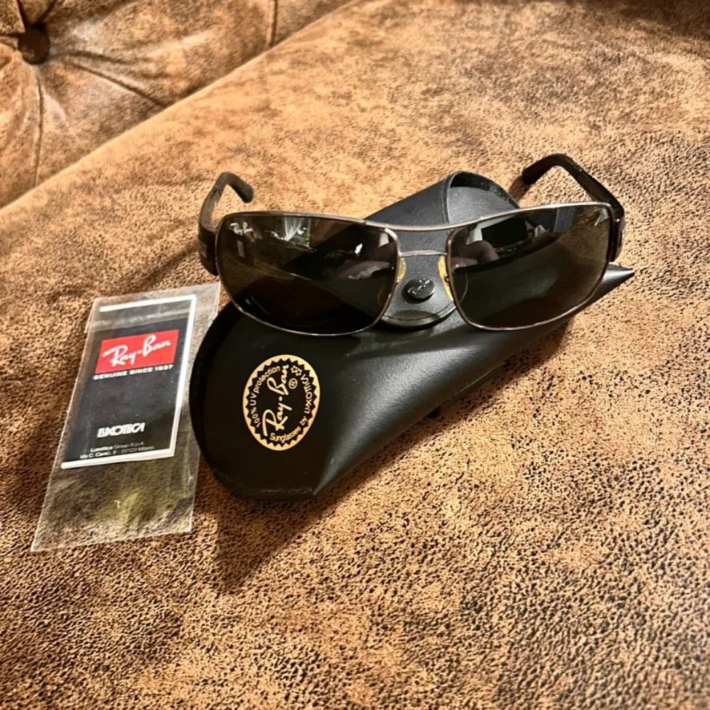 Ray-Ban Sunglasses and Case -UV Protection - Picture 1 of 5